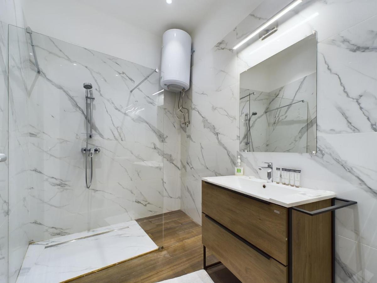 Gray Stylish Central Apartment Budapest Exterior photo