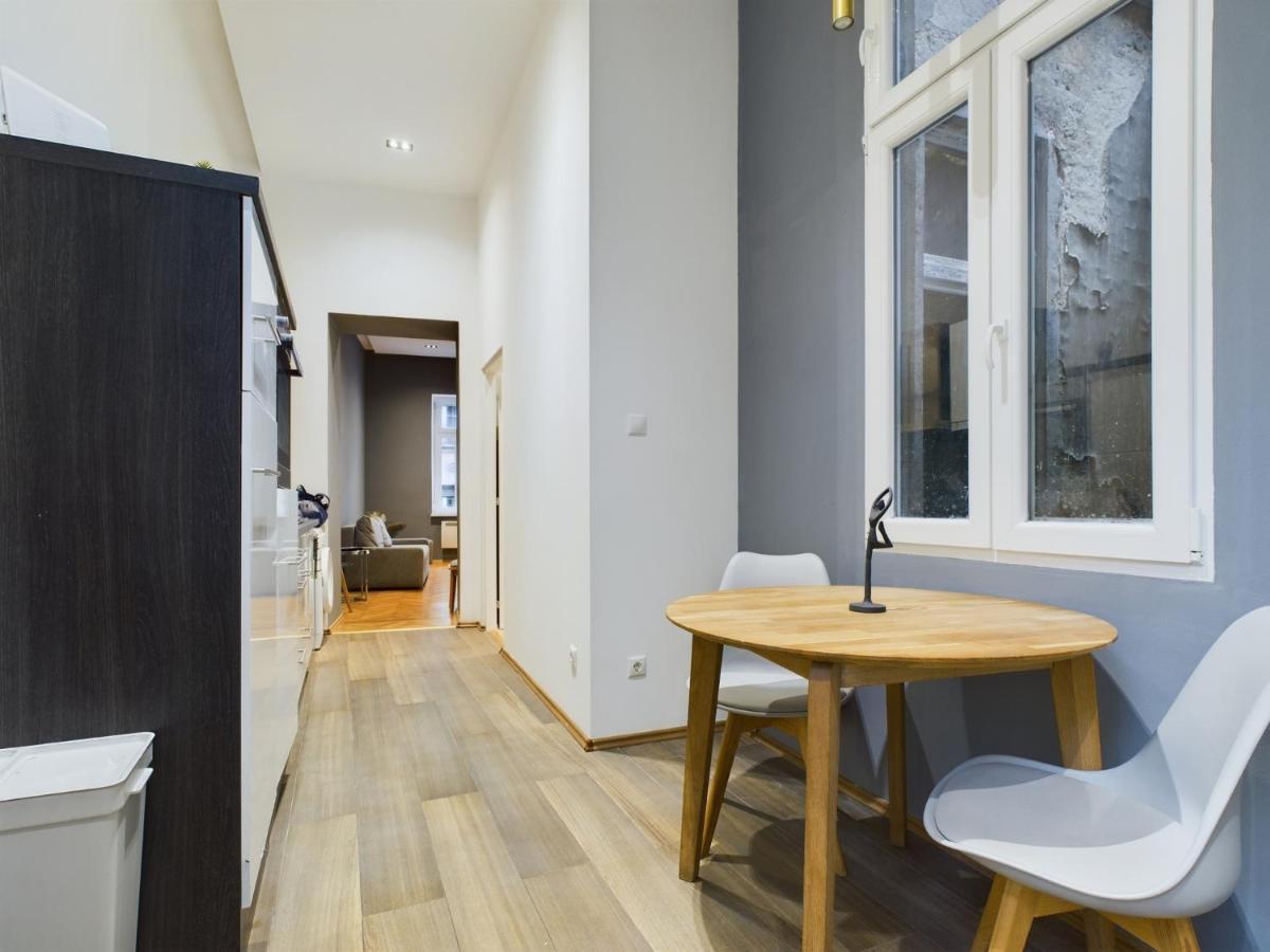 Gray Stylish Central Apartment Budapest Exterior photo